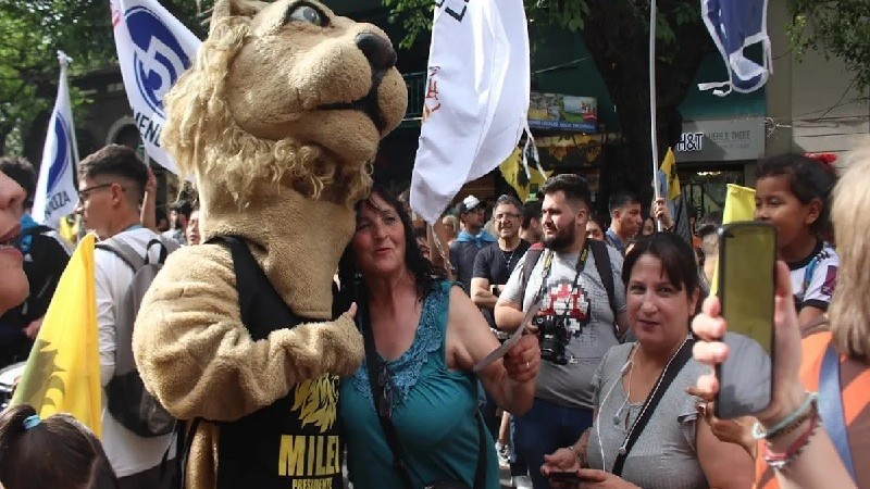 Militantes de Milei coparon la sede del PD