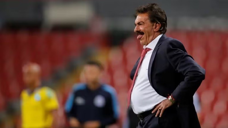 Increble! Ricardo La Volpe dirigir un inslito equipo