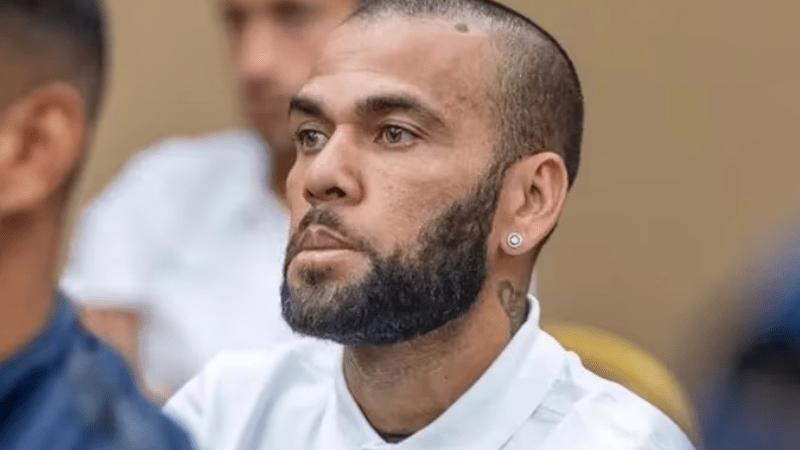 Camisa blanca y cabeza baja: comienza el juicio contra Dani Alves