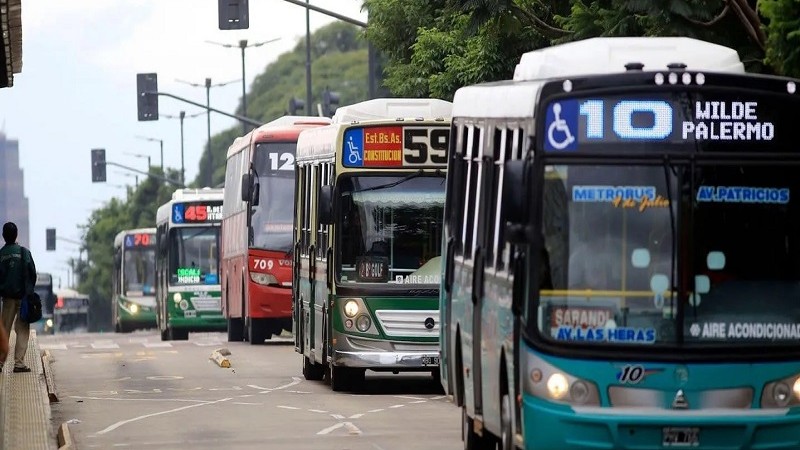 Colectivos: el Gobierno elimina subsidios a empresas del AMBA