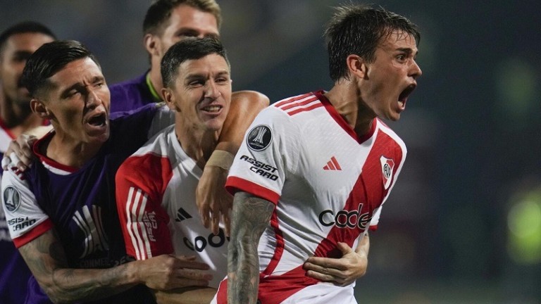 Nicolás Fonseca, de River Plate de Argentina, celebra tras anotar ante Deportivo Táchira de Venezuela en un duelo de la Copa Libertadores, disputado el martes 2 de abril de 2024  (AP Foto/Matias Delacroix)
