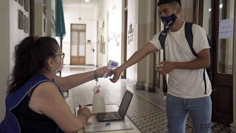 Algunos alumnos se van despidiendo
