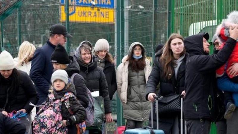 Polonia solidaria: miles de ucranianos refugiados llegaron por tierra