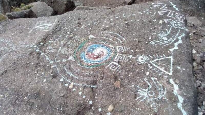 Hace senderismo y conoc la mstica Piedra Isidris de El Challao