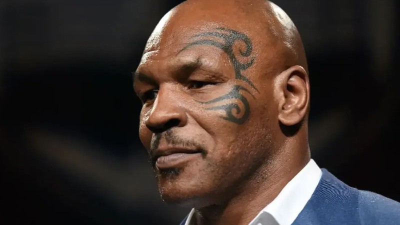 Mike Tyson fastidiado, reaccion a los golpes en un vuelo