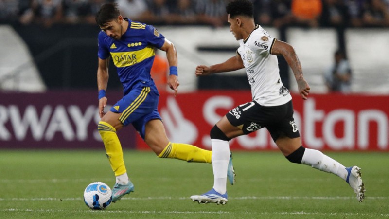 Soccer Football &#8211; Copa Libertadores &#8211; Group E &#8211; Corinthians v Boca Juniors &#8211; Arena Corinthians, Sao Paulo, Brazil &#8211; April 26, 2022 Boca Juniors&#8217; Oscar Romero in action with Corinthians&#8217; Du Queiroz REUTERS/Amand