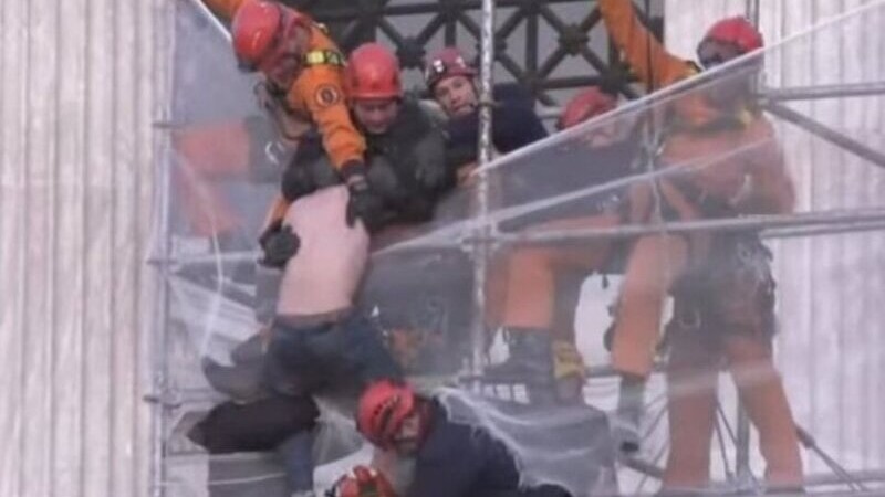 Rescataron al hombre que quiso tirarse de un andamio en el Congreso