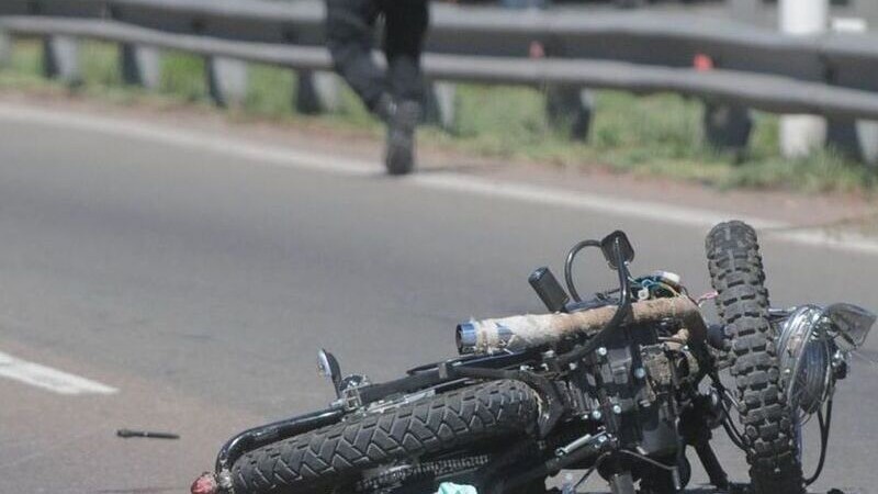 Una camioneta choc a un motociclista y se dio a la fuga