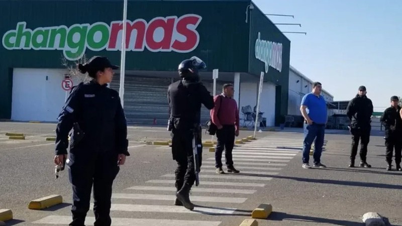 Comenzaron los saqueos de supermercados en San Juan