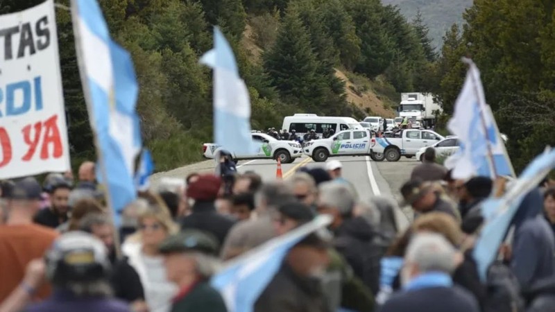 Banderazo contra las usurpaciones