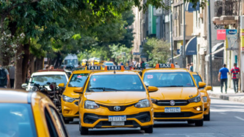 Taxistas protestaron contra las apps de viajes