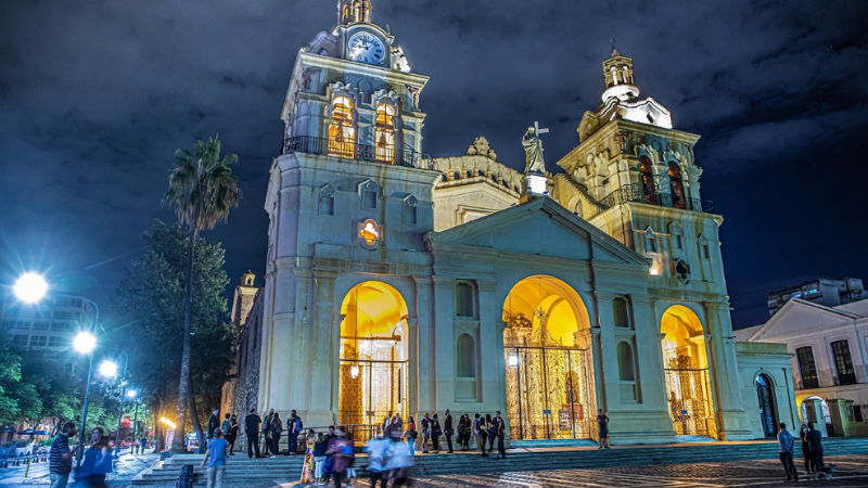 La ciudad tambin se copa de turistas