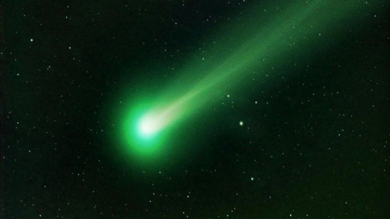 Cometa verde en el cielo