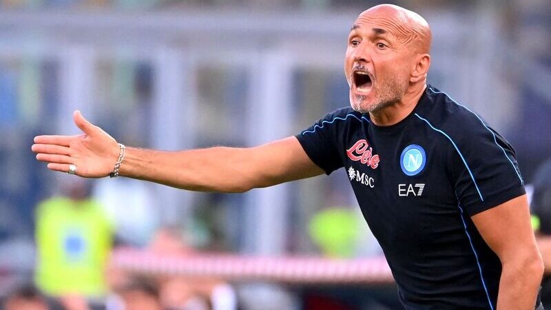 Napoli&#8217;s Italian coach Luciano Spalletti shouts instructions during the Italian Serie A football match between Napoli and Monza on August 21, 2022 at the Diego-Maradona stadium in Naples. (Photo by Alberto PIZZOLI / AFP) (Photo by ALBERTO PIZZOLI