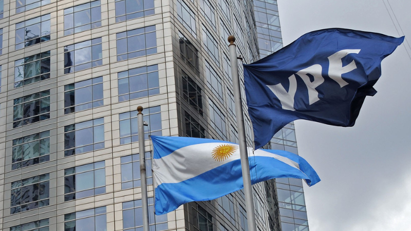 Otro revs judicial en el caso YPF: debern entregar el 51% de las acciones a los ganadores del juicio