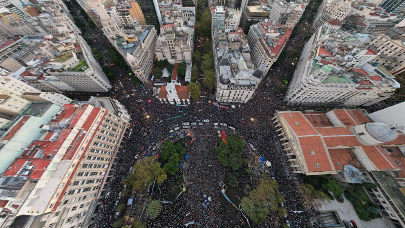 Masiva marcha universitaria en el pas