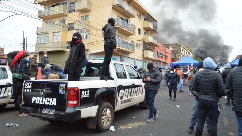 Misiones: policas y docentes a la guerra