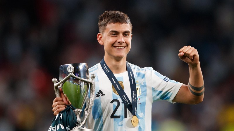 Dybala la mira por TV