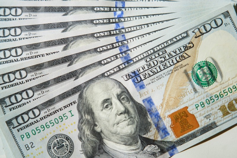 El Gobierno tomó medidas para absorber pesos y contener al dólar