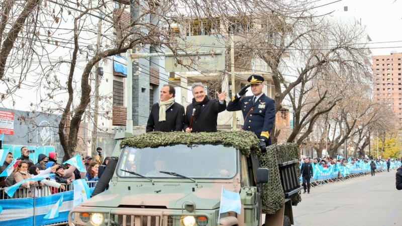 Llaryora preside el tradicional desfile cvico-militar en Ro Cuarto