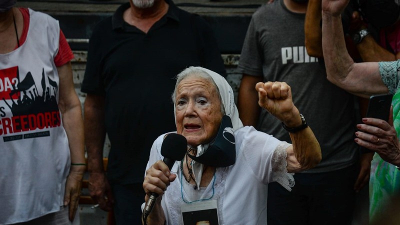 Icnica figura de Madres de Plaza de Mayo en terapia intensiva