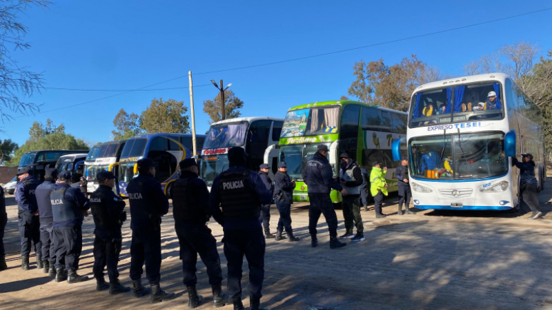 Barras de Almirante fueron expulsados de Mendoza