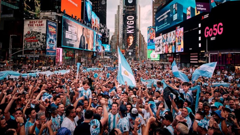 Times Square se pint de celeste y blanco