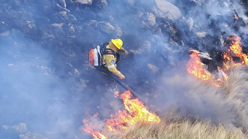 Combaten un incendio en La Calera: riesgo extremo en toda la provincia.