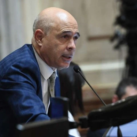 Un senador, quince asesores