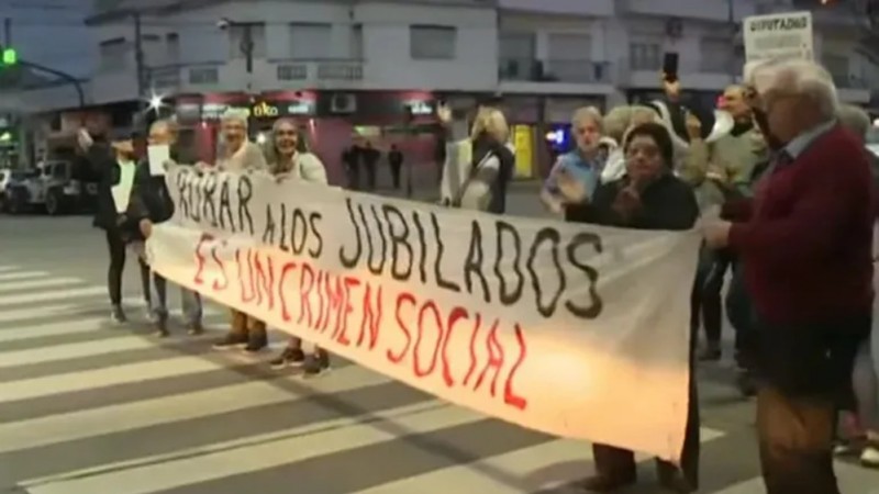 Jubilados contra el asado