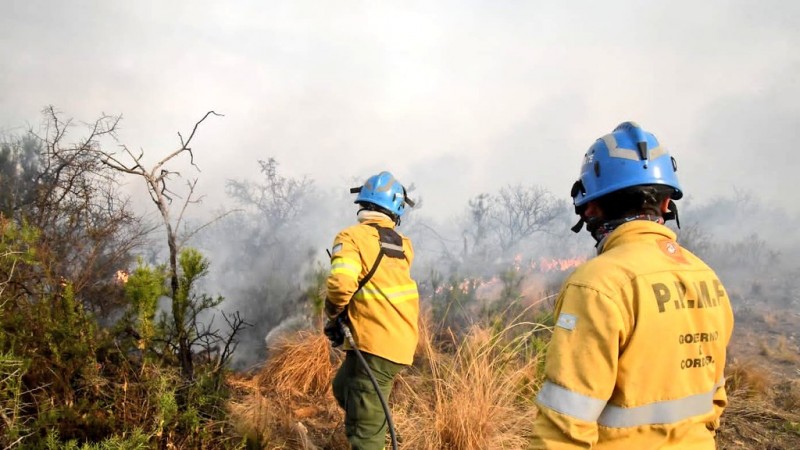 Sigue el combate con el fuego