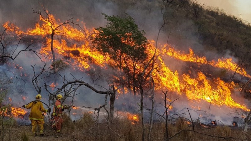 Siguen activos los incendios en Capilla del Monte, Villa Berna y Salsacate