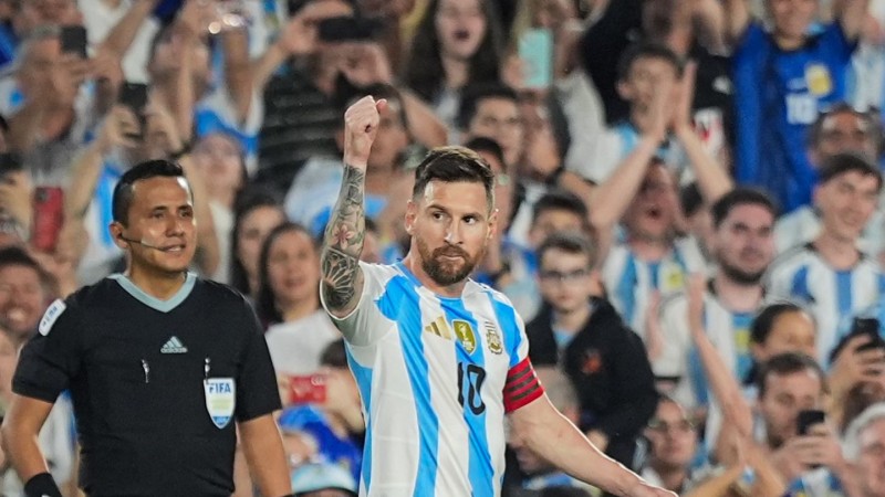 Juega Messi y todos contentos