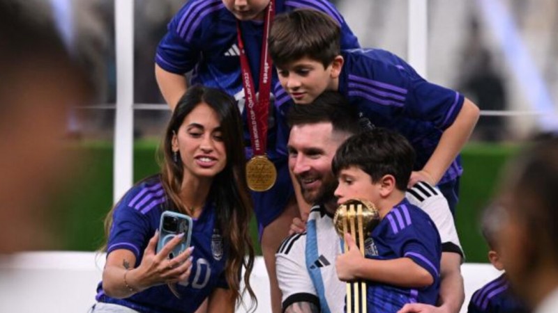 Hasta el hijo de Messi disfruta sus goles