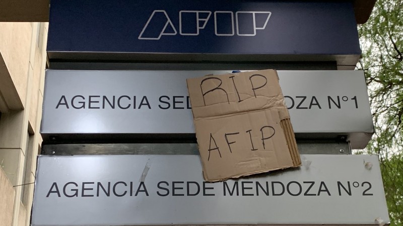 En fotos: el escrache a la AFIP en Mendoza