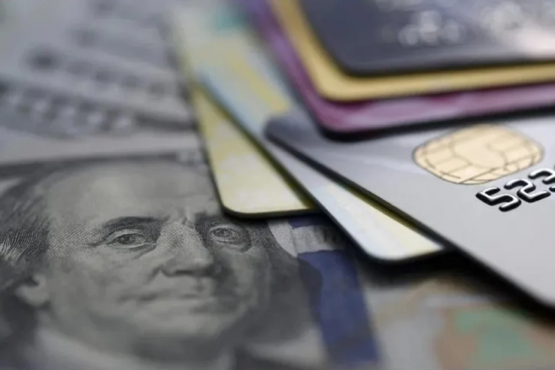 Se vienen pagos y cuotas con tarjeta de crédito en dólares