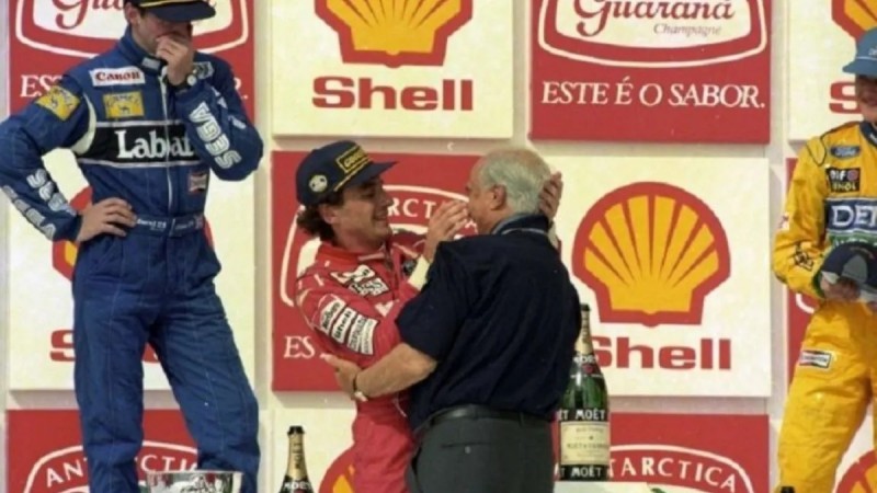 Ayrton Senna y Fangio: la foto del abrazo icnico