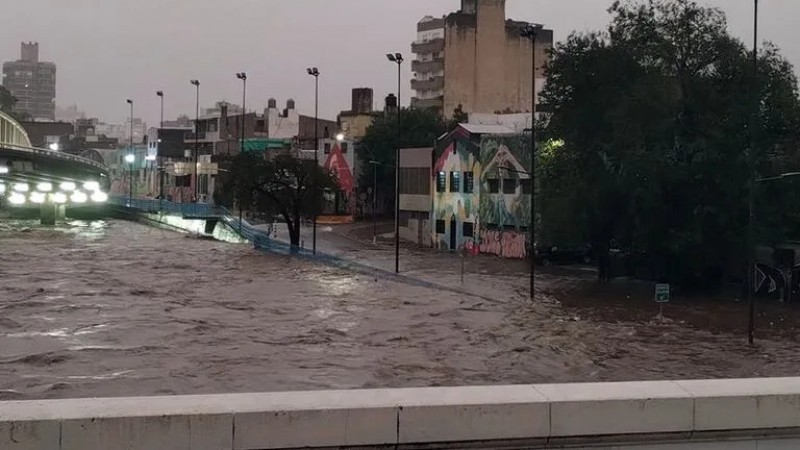 Evacuaciones y anegamientos por lluvias intensas