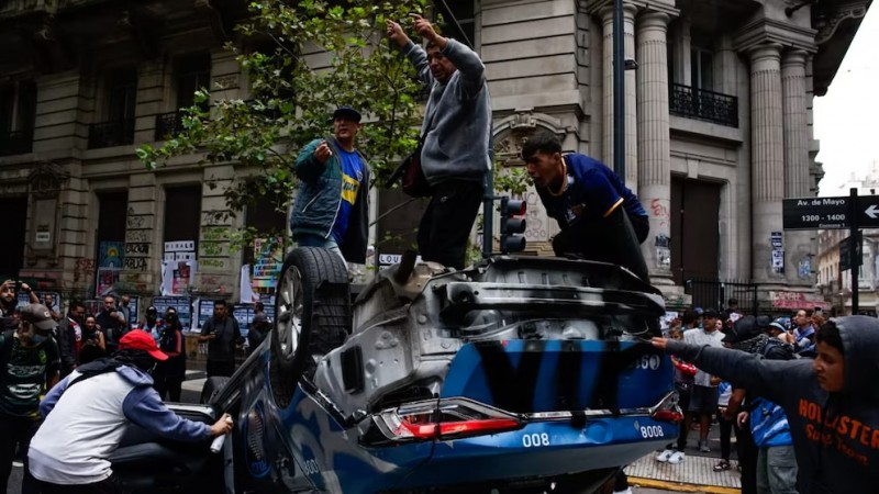 Destrozos e incidentes en la marcha por los jubilados con varias hinchadas involucradas