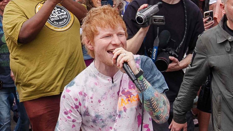 Ed Sheeran meti un show sorpresa al aire libre y sac un nuevo tema