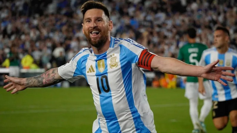 Messi se queda afuera por lesin, pero alienta como un hincha ms