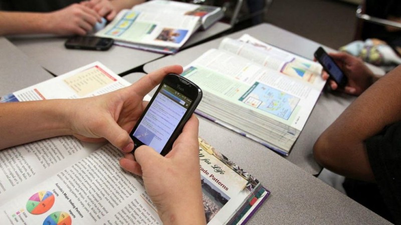 Los celulares entran a las aulas