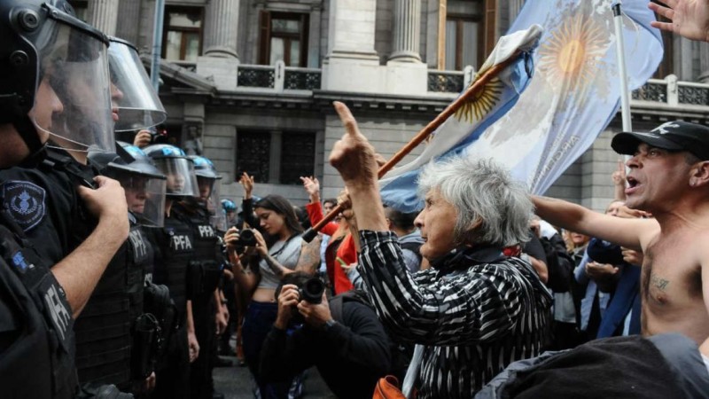 Supermircoles en el Congreso: nueva marcha de hinchas por los jubilados y debate por FMI