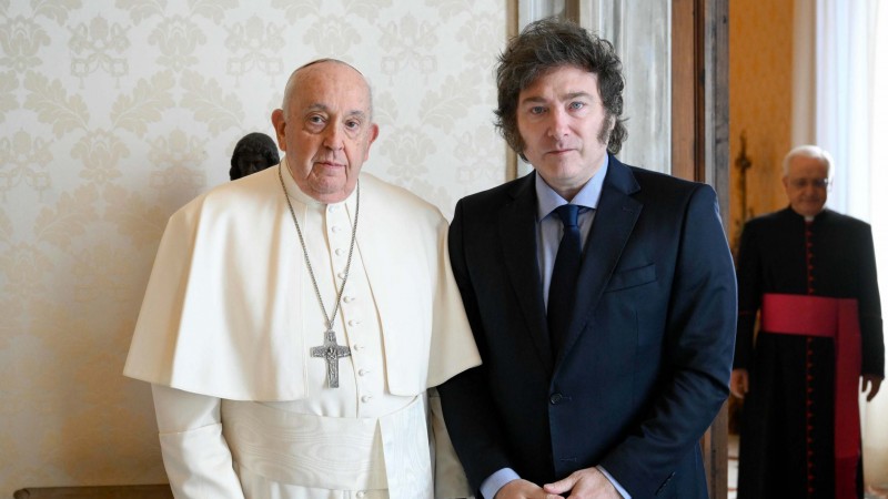 Javier Milei suspende su agenda y viaja a Roma para despedir al Papa Francisco