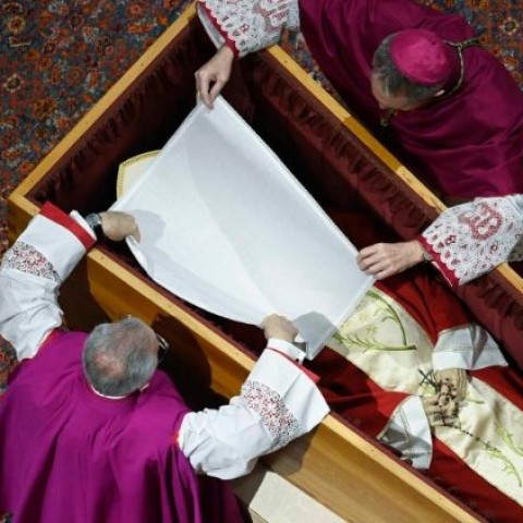 ¿Qué cambió Francisco de los funerales papales?
