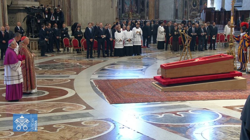 El Papa Francisco volvi a San Pedro por ltima vez: los fieles despiden al Pontfice