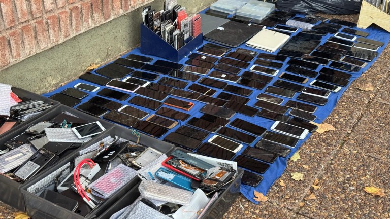 Operativo policial en Córdoba: secuestran más de 200 celulares en laboratorio clandestino