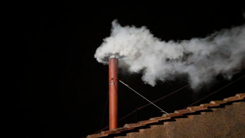 Por qu sale humo blanco cuando se elige al Papa? Esta es la historia