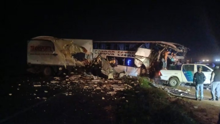 Choque frontal entre micro y camión en San Miguel del Monte deja víctimas fatales