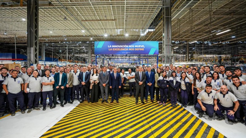El Gobernador Llaryora presenta la nueva Fiat Titano fabricada en Crdoba